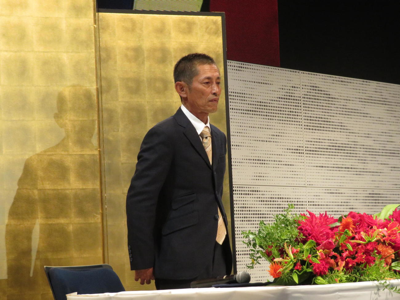 引退会見をする今村豊（撮影・古村亮）