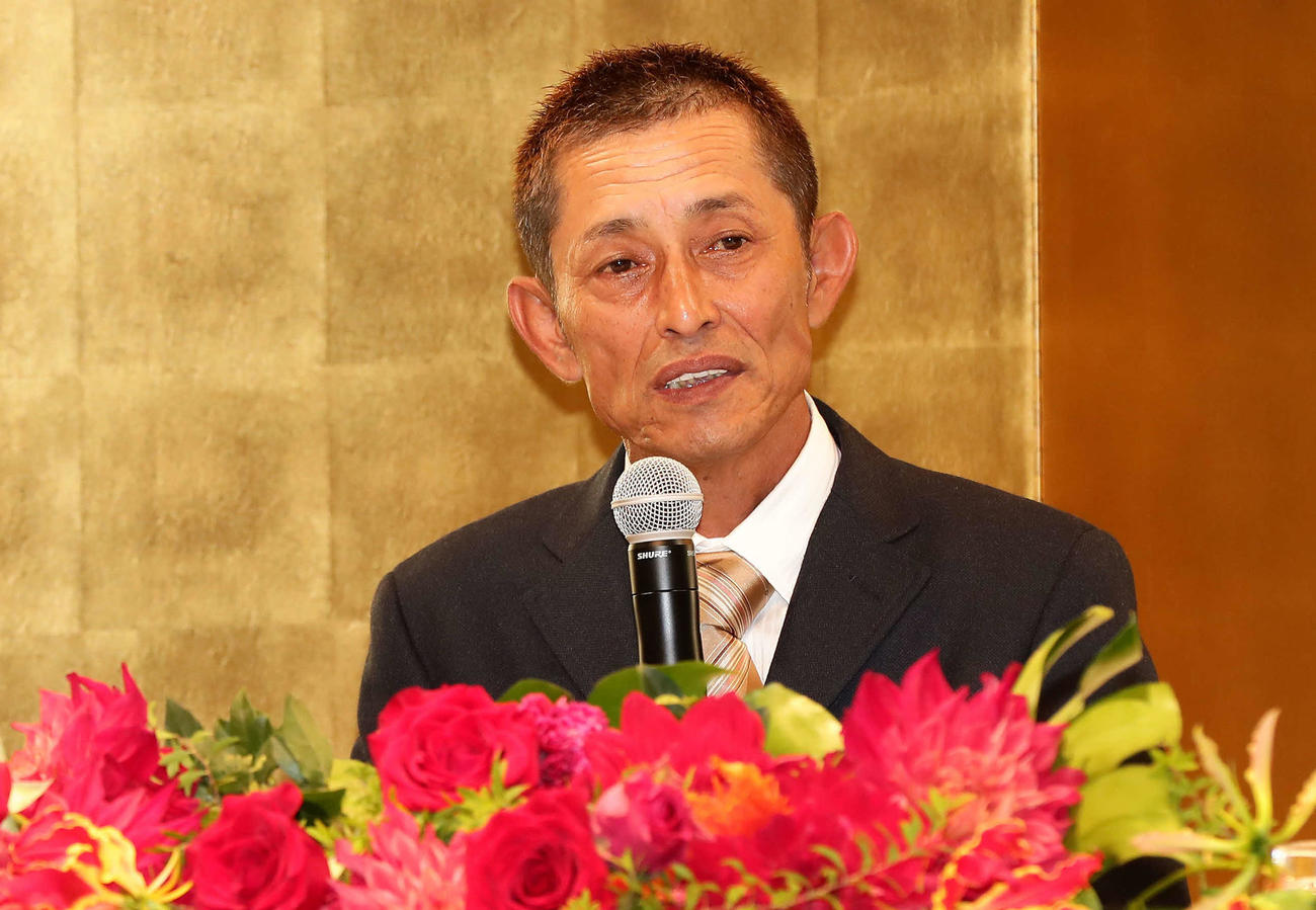 引退会見を行った今村豊（撮影・丹羽敏通）