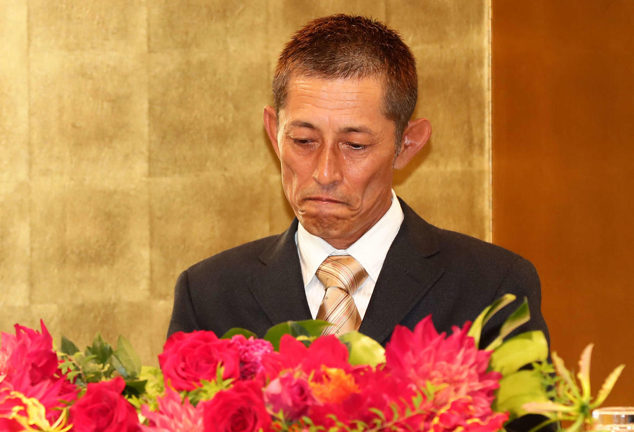 引退会見を行った今村豊（撮影・丹羽敏通）