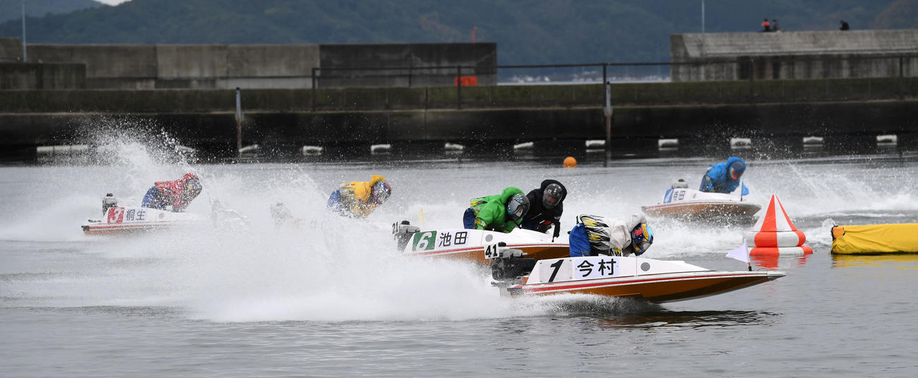 G1徳山クラウン争奪戦初日12R、1周目2Mを先頭で回る今村豊（右）（2020年5月16日撮影）