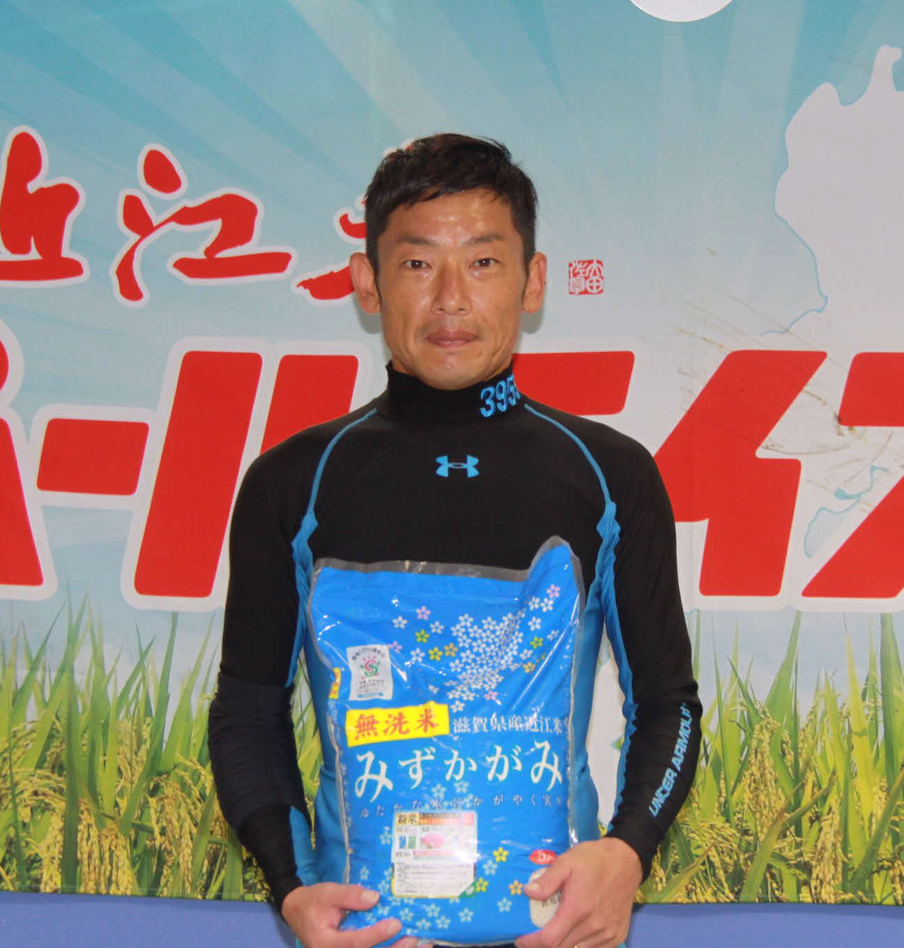 堂々と逃げ切り優勝した坪井康晴に、副賞として近江米の新米50キロが贈られた