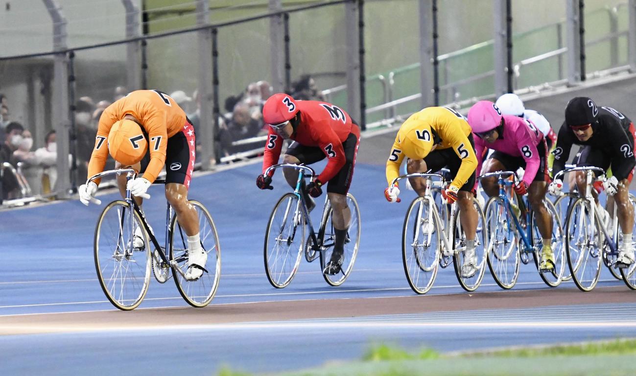 決勝でゴールする1着の山本伸一（7）、2着の永沢剛（3）、3着の岩津裕介（5）