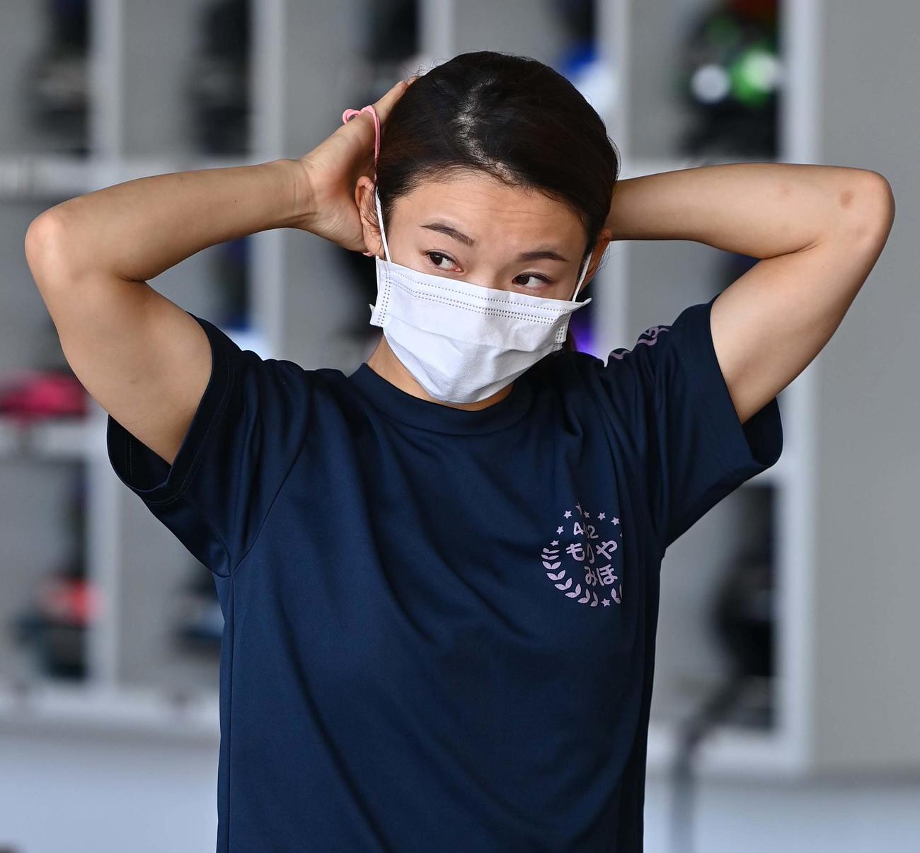 束ねた髪の毛をゴムで留める守屋美穂（撮影・上田博志）