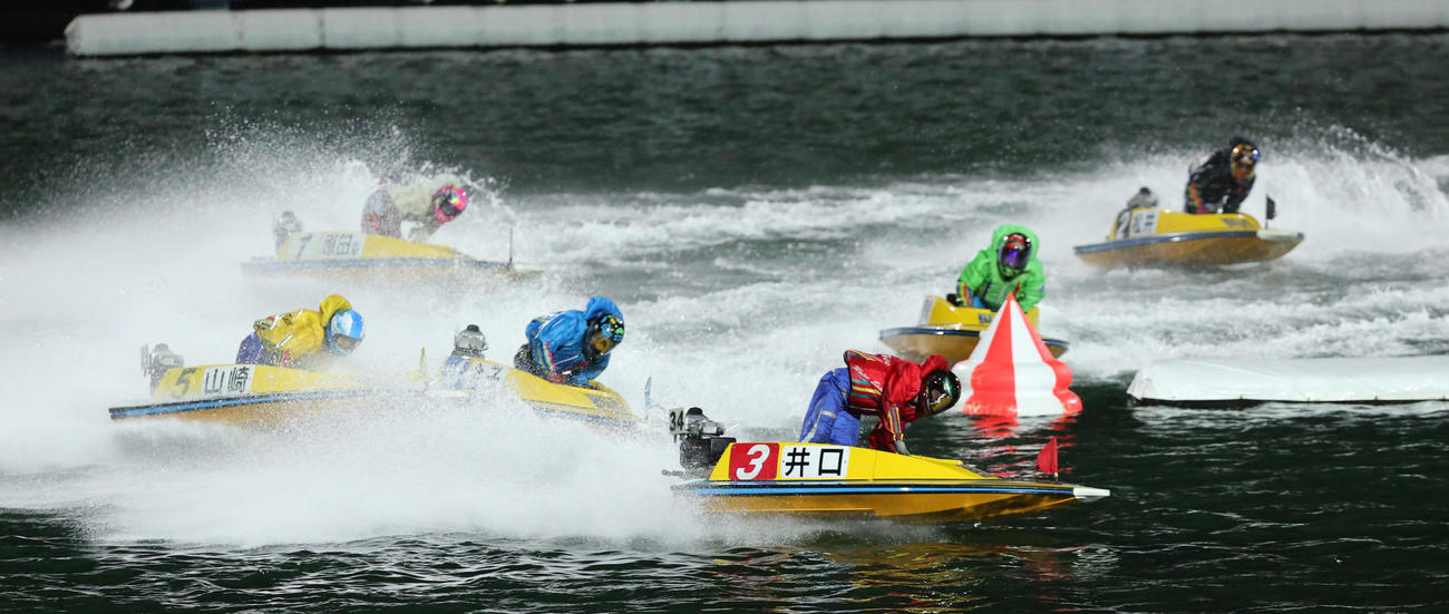 準優11R1周2マークを旋回する3号艇の井口佳典（撮影・渦原淳）