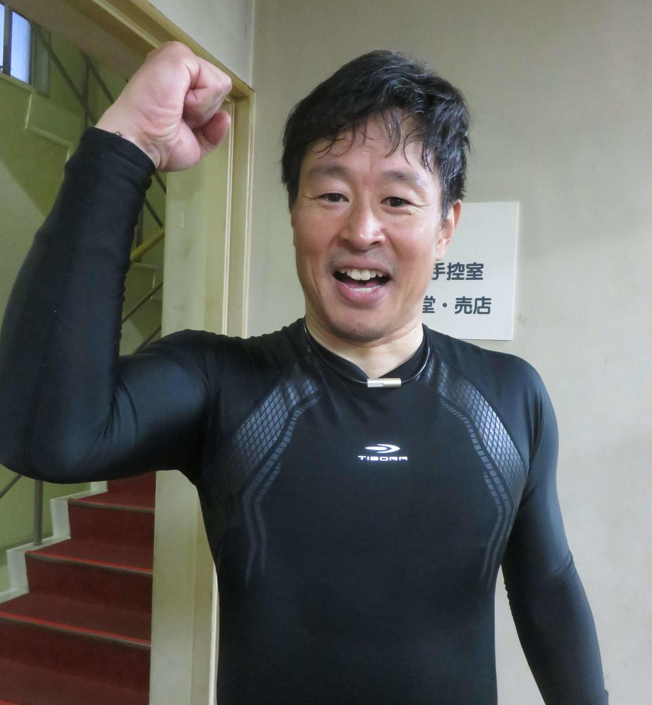 「必死のパッチです」。準決2着で決勝進出を決め、ガッツポーズの梶原秀庸（撮影・栗田文人）
