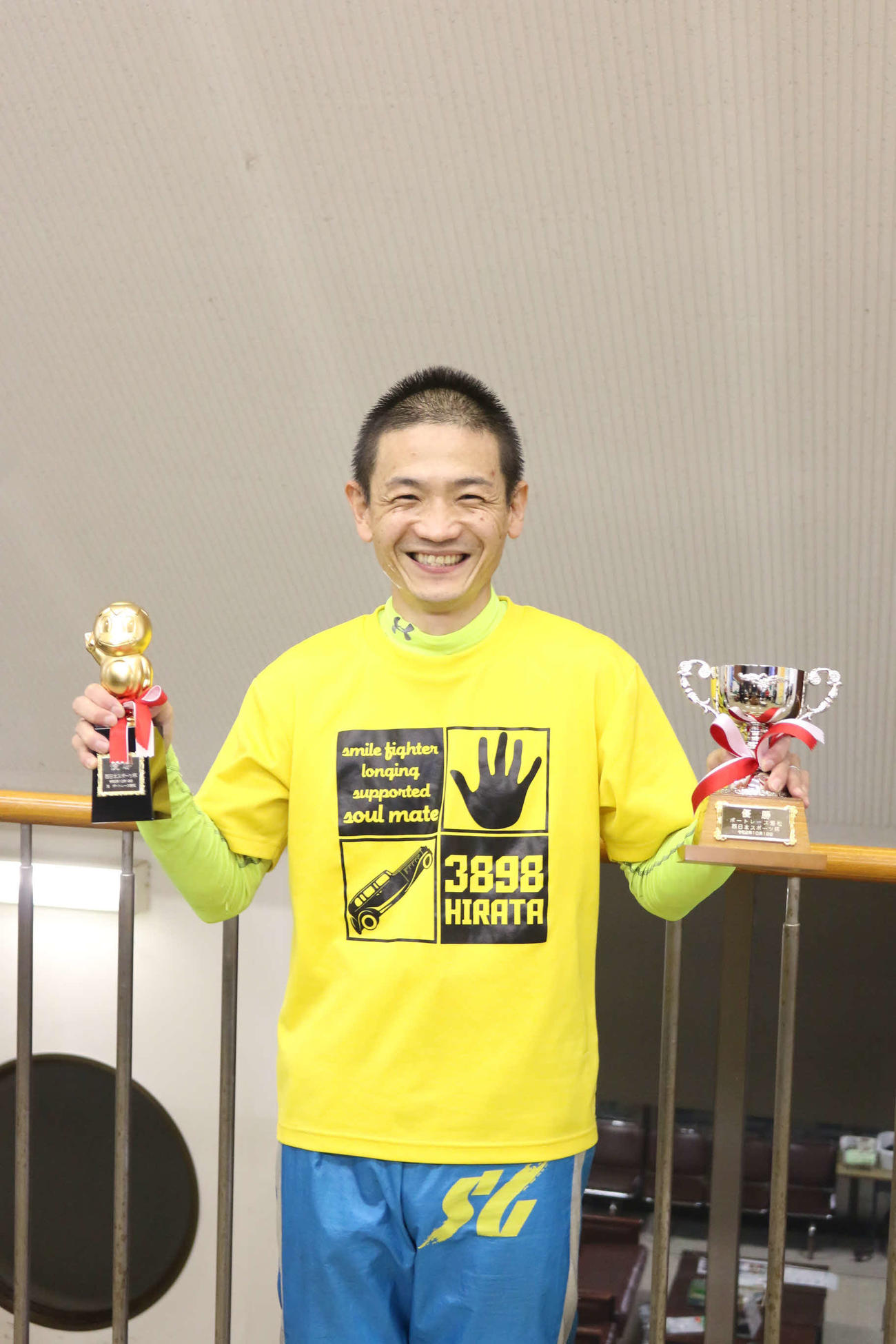 西日本スポーツ杯　コンマ01の踏み込みから逃げて今年初優勝を飾った平田忠則は両手にトロフィーをかかげて笑顔を見せた