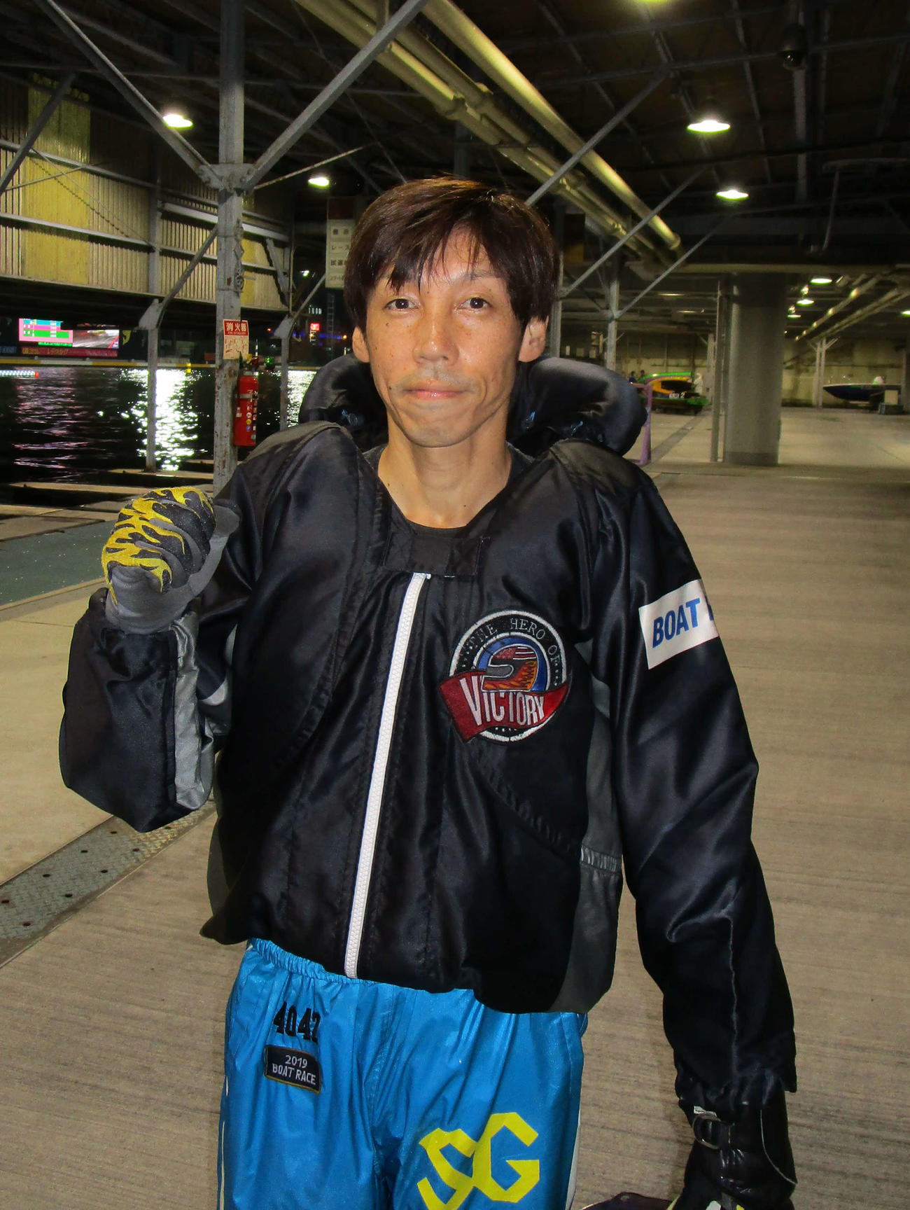 地元住之江7回目の優勝を決めてガッツポーズの丸岡正典（撮影・安井雅彦）