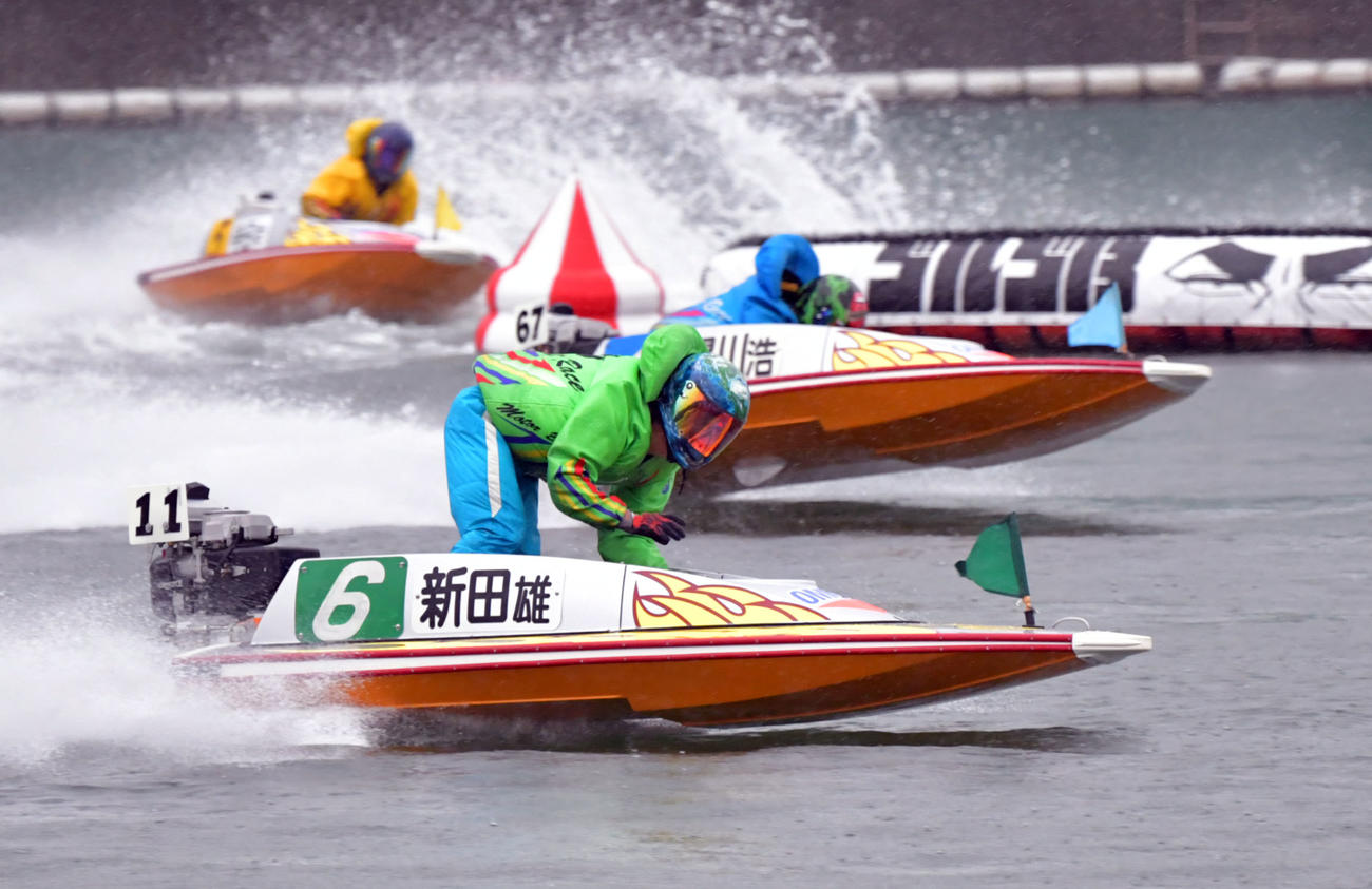 4R1周目2Mをトップで旋回する新田雄史（撮影・外山鉄司）
