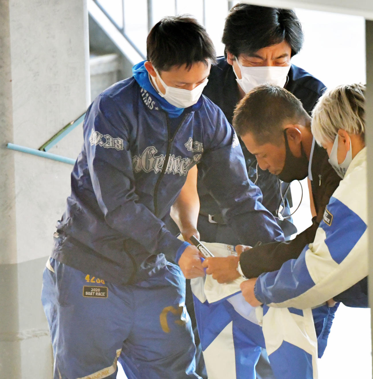 今村豊氏（中央）が毒島誠（左）に記念のサインをプレゼント（撮影・外山鉄司）