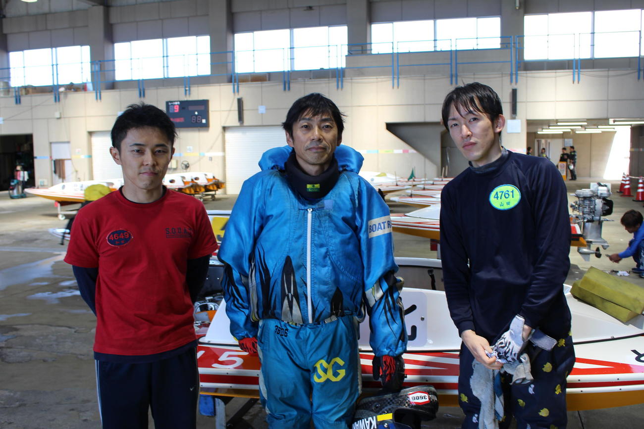 川北浩貴（中央）が8Rで2勝目をマーク。エンジン吊りを手伝う滋賀支部の和田操拓（左）山田晃大が今節は寄り添う（撮影・芹沢誠）
