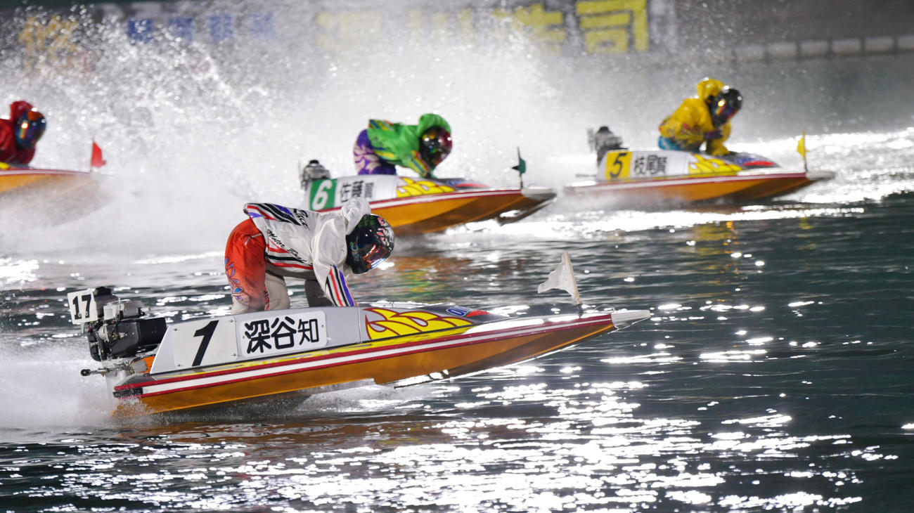 優勝戦1周目2Mをトップで旋回する深谷知博（撮影・外山鉄司）