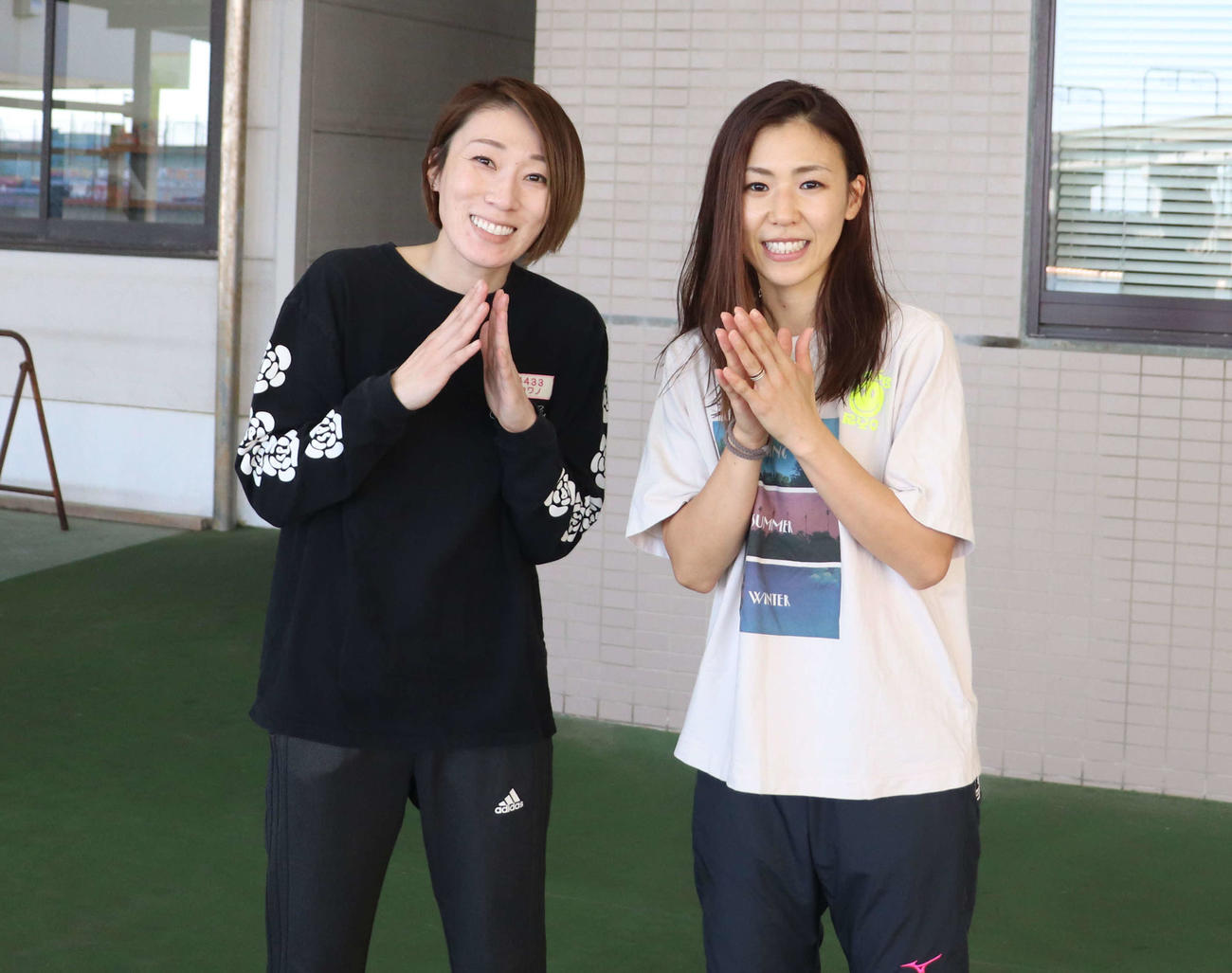 鎌倉涼（右）が川野芽唯とともに夫、深谷知博のSG初優勝に拍手を送った