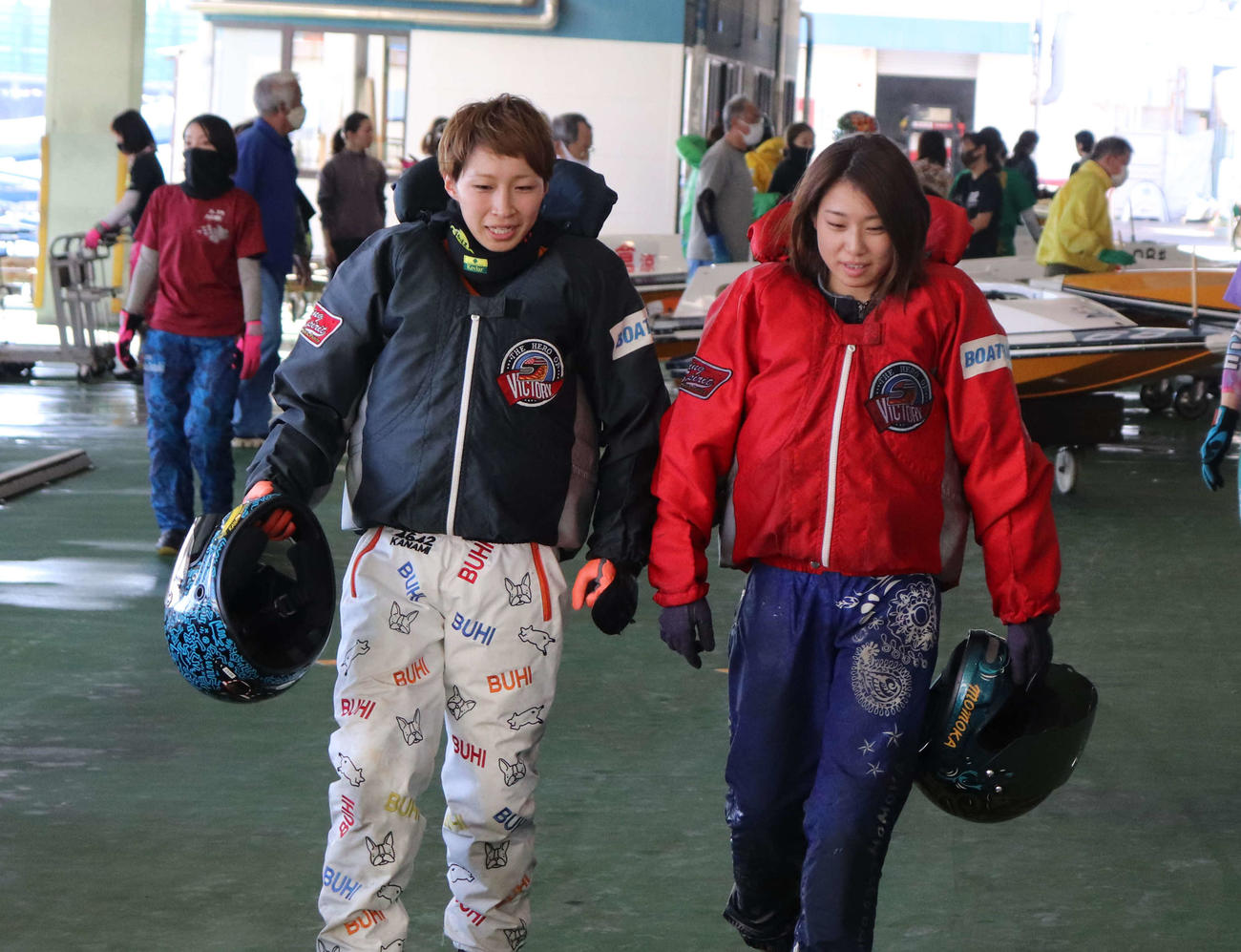 中村桃佳（右）は9Rで2着に入り、先輩の松尾夏海とワンツー