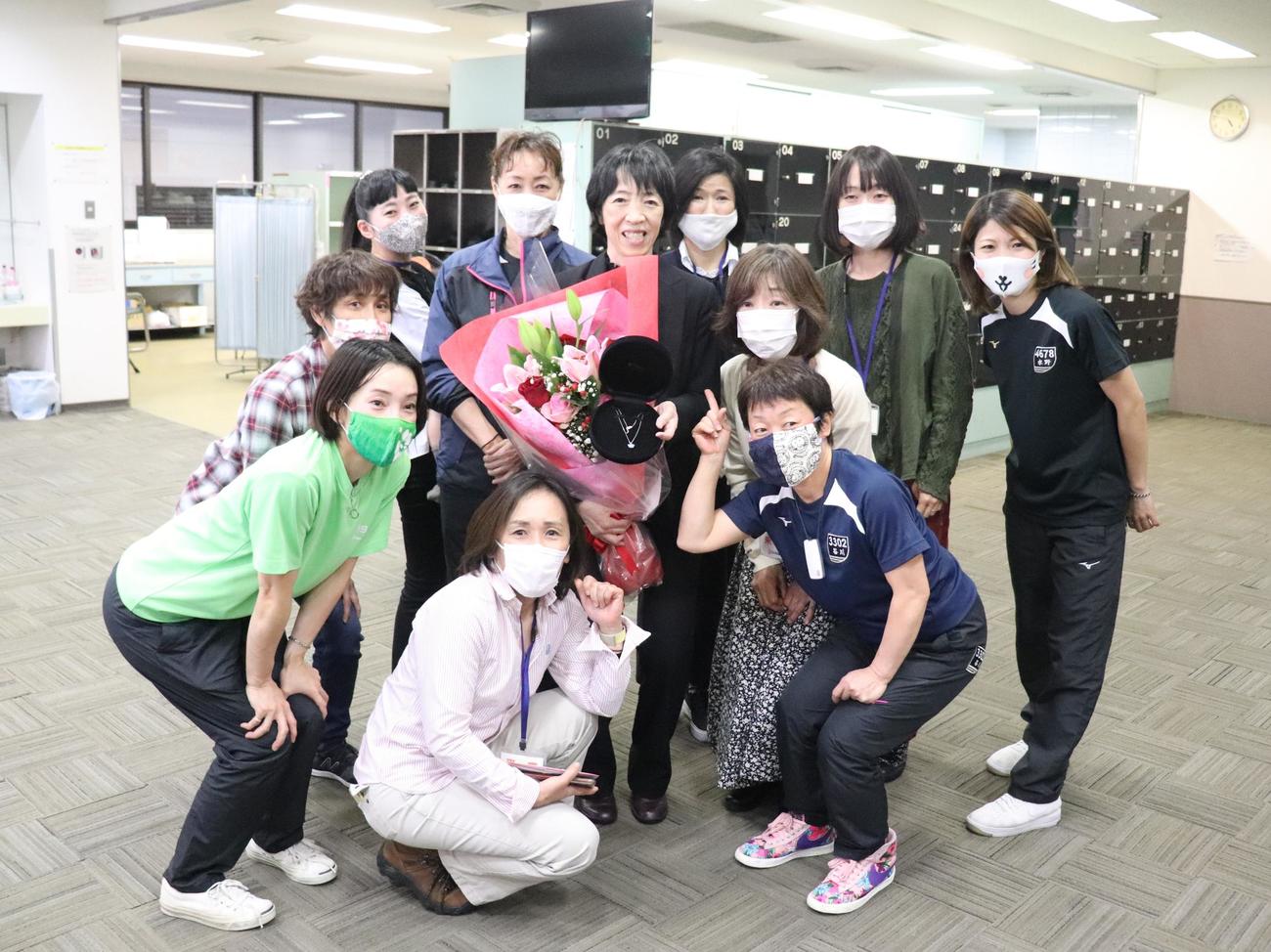 管理解除後に愛知支部の仲間たちと記念撮影（前列左から大滝明日香、松瀬弘美、谷川里江。中団左から倉田郁美、鵜飼菜穂子、大塚治美元選手。後列左から横田悠衣、笠野友紀恵、本部めぐみ、永井聖美、水野望美）