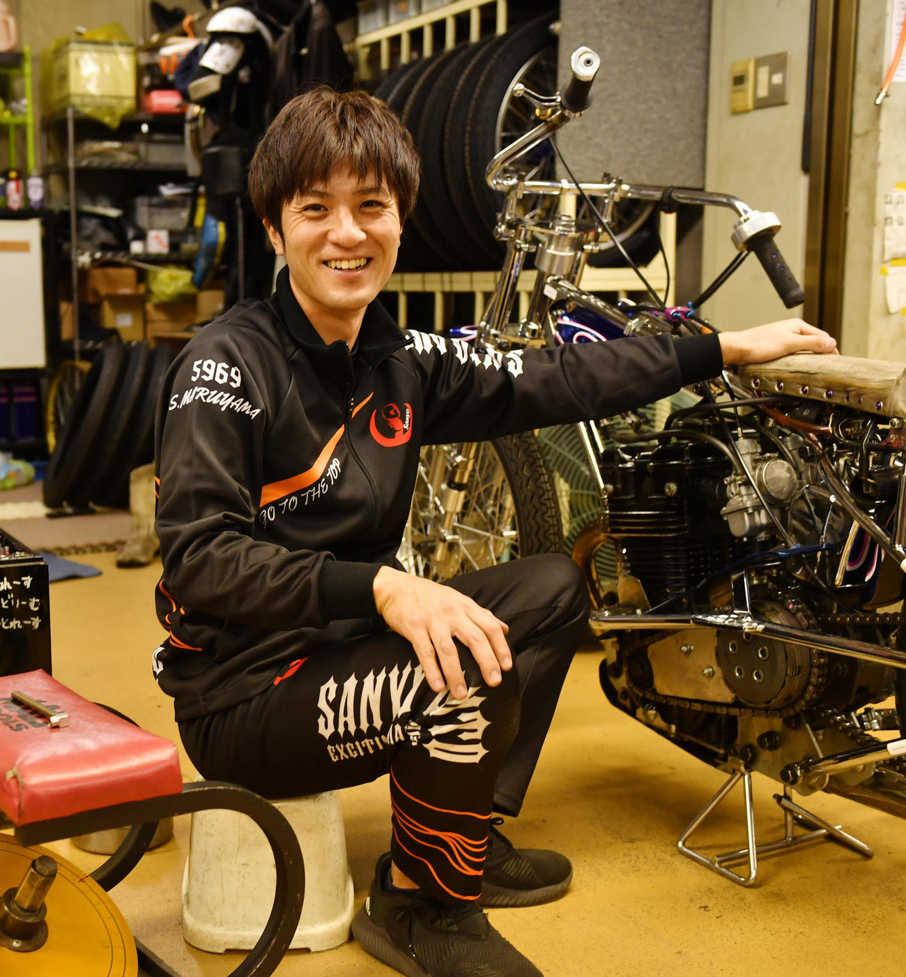 マシンを整備する丸山智史（撮影・柴田隆二）
