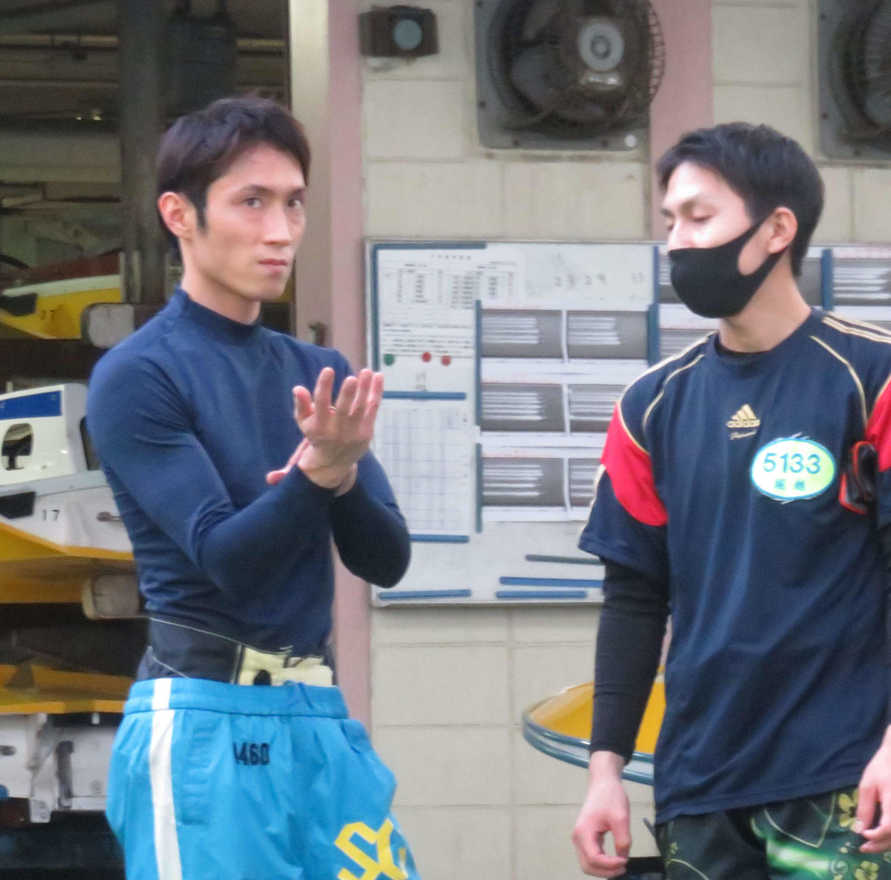 後藤翔之（左）が活躍の合間にルーキー堀越雄貴へアドバイスを送る