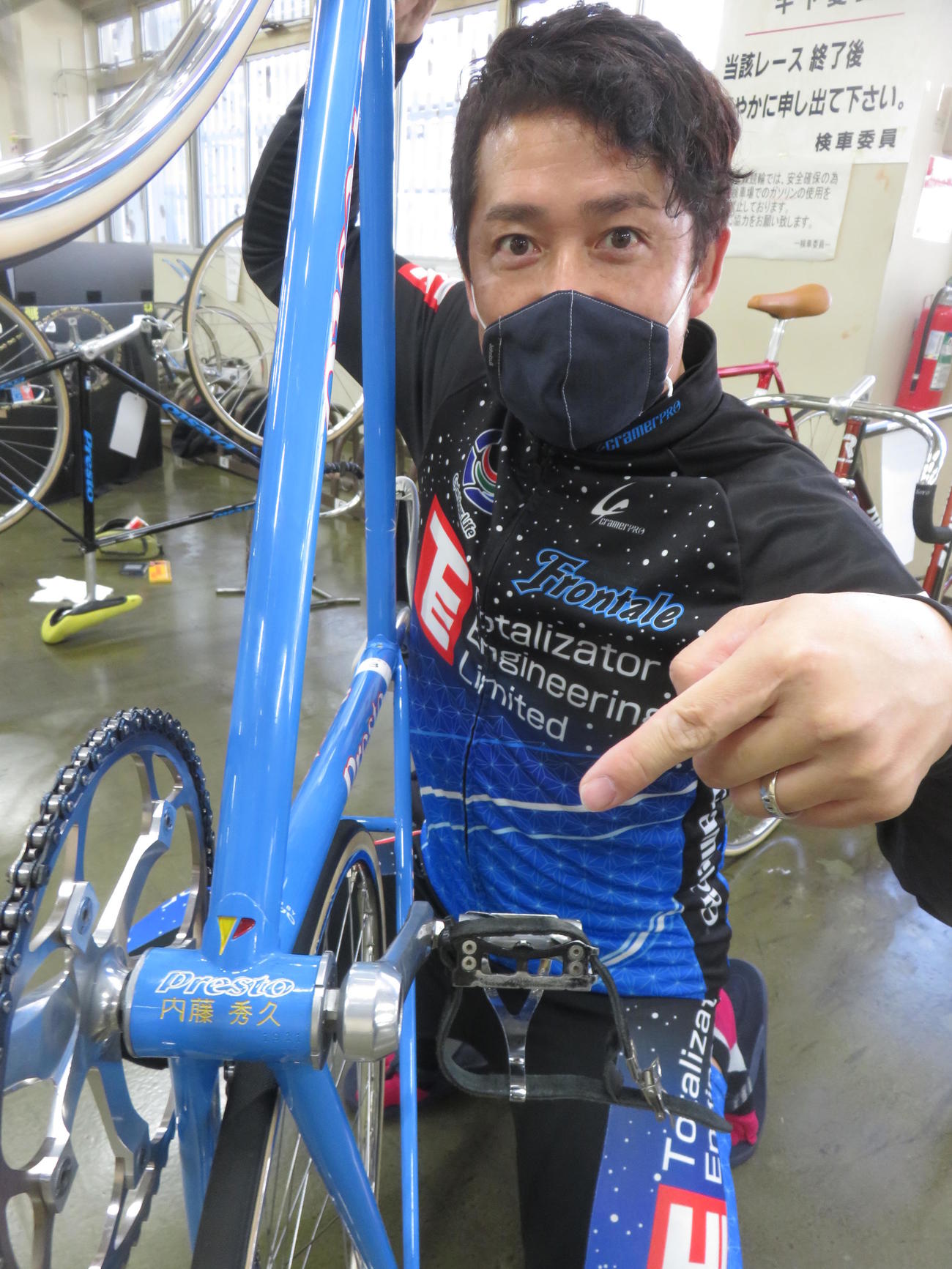 内藤秀久から借りた自転車で巻き返しを期す石井毅（撮影・栗田文人）