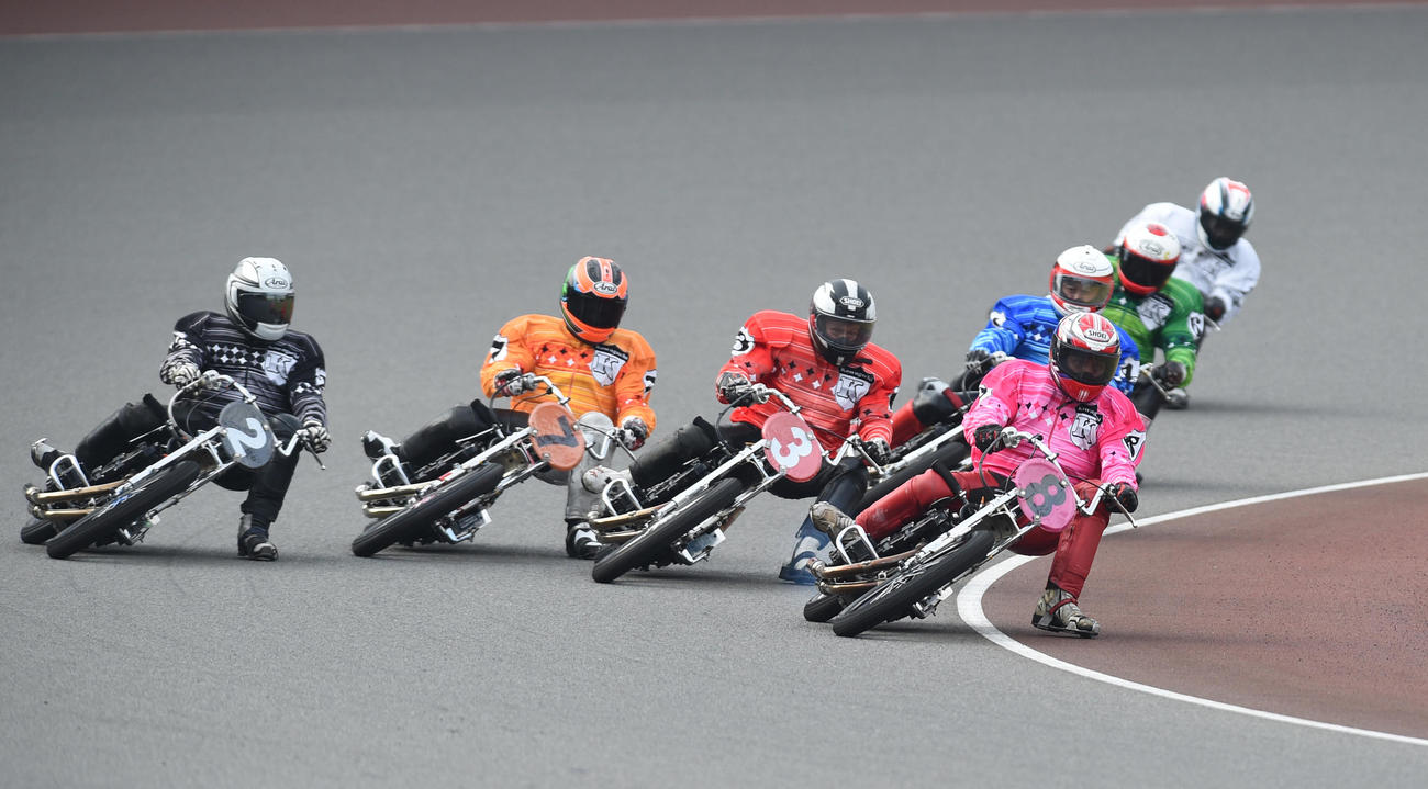 オートレース発祥70周年記念親子対決　8R1着別府敬剛（8）、2着伊藤正真（7）、3着石川哲也（2）（撮影・柴田隆二）