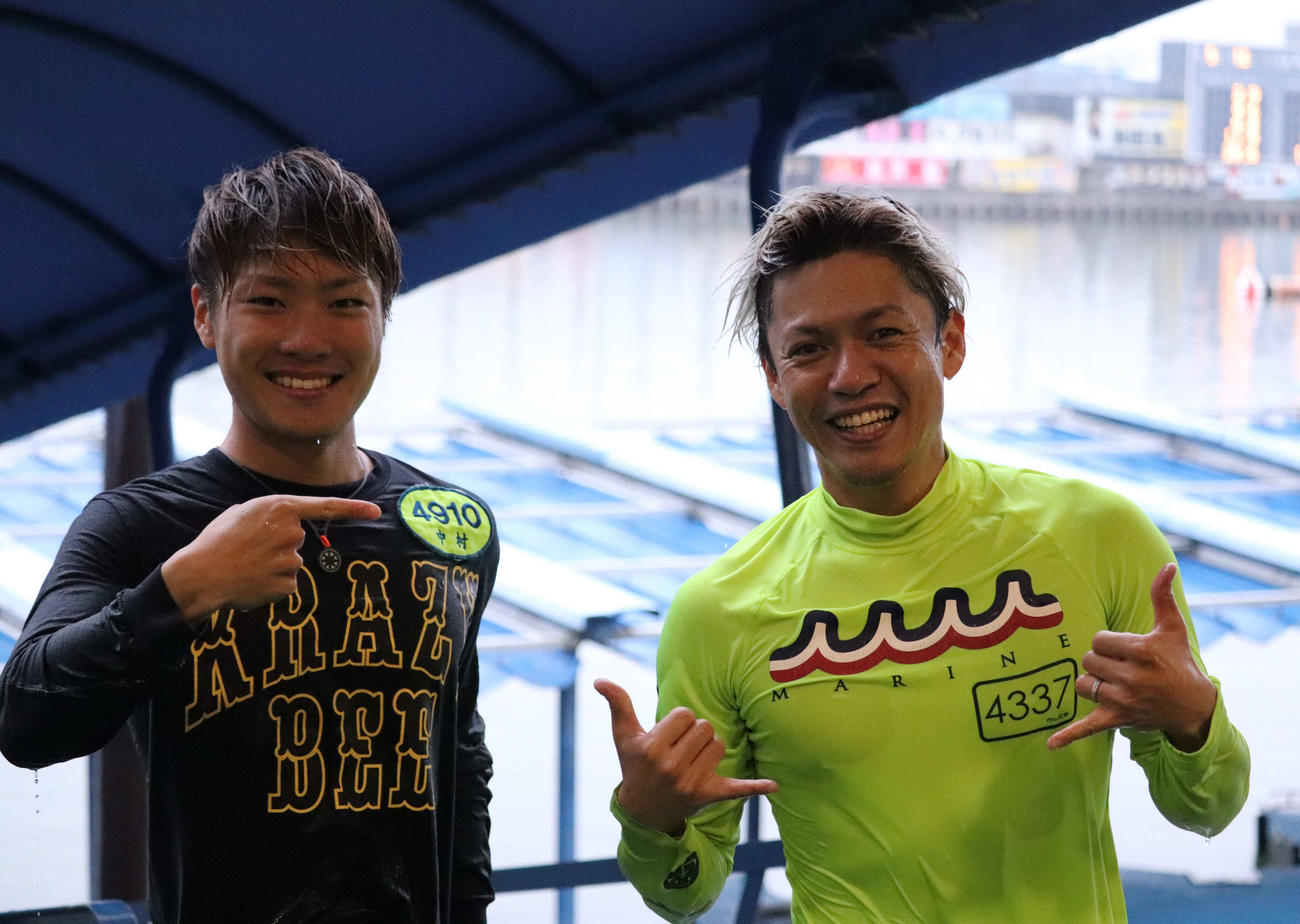 平本真之（右）が通算1000勝を達成し、弟子の中村泰平と水神祭を行った