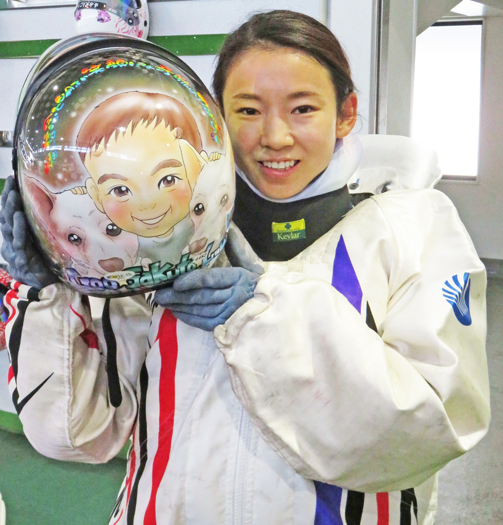 息子と愛犬が描かれたヘルメットを掲げ優勝戦へ意気込む守屋美穂