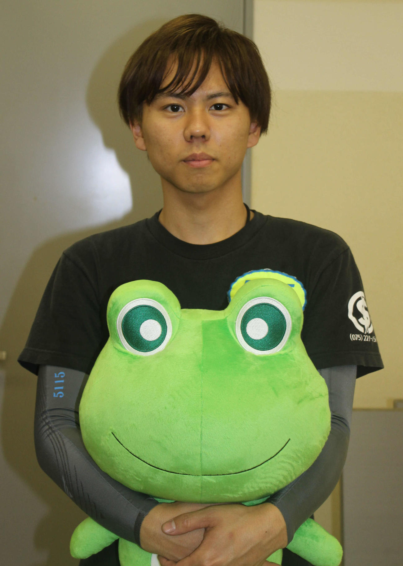 初勝利を挙げた香川颯太に尼崎市から記念品のセンプル人形が贈られた（撮影・北條直治）