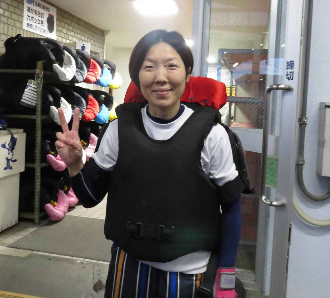 デビュー初優勝にVサインの菅野はやか（撮影・窪寺伸行）