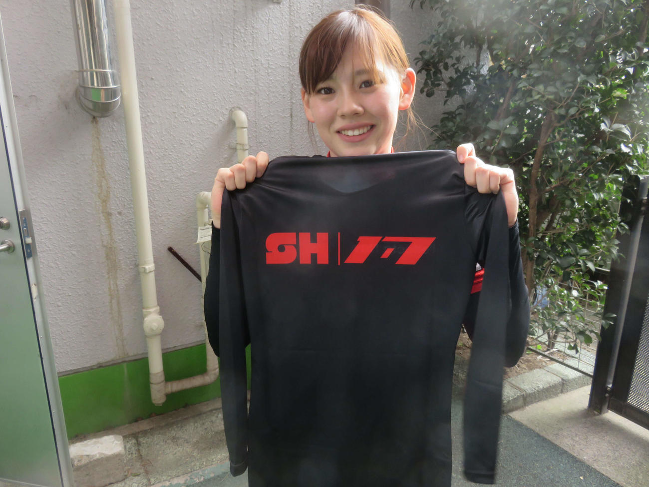 高木佑真は同県堀内俊介からインナーをもらって笑顔を見せる