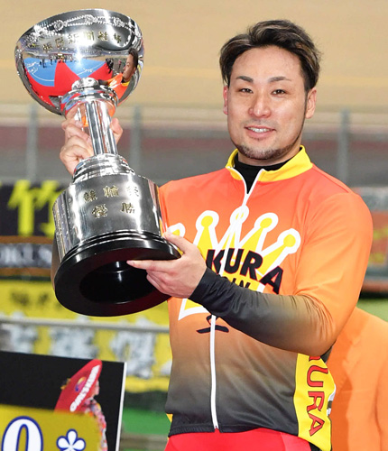 悲願のG1初制覇を飾った郡司浩平は優勝カップを手に笑顔
