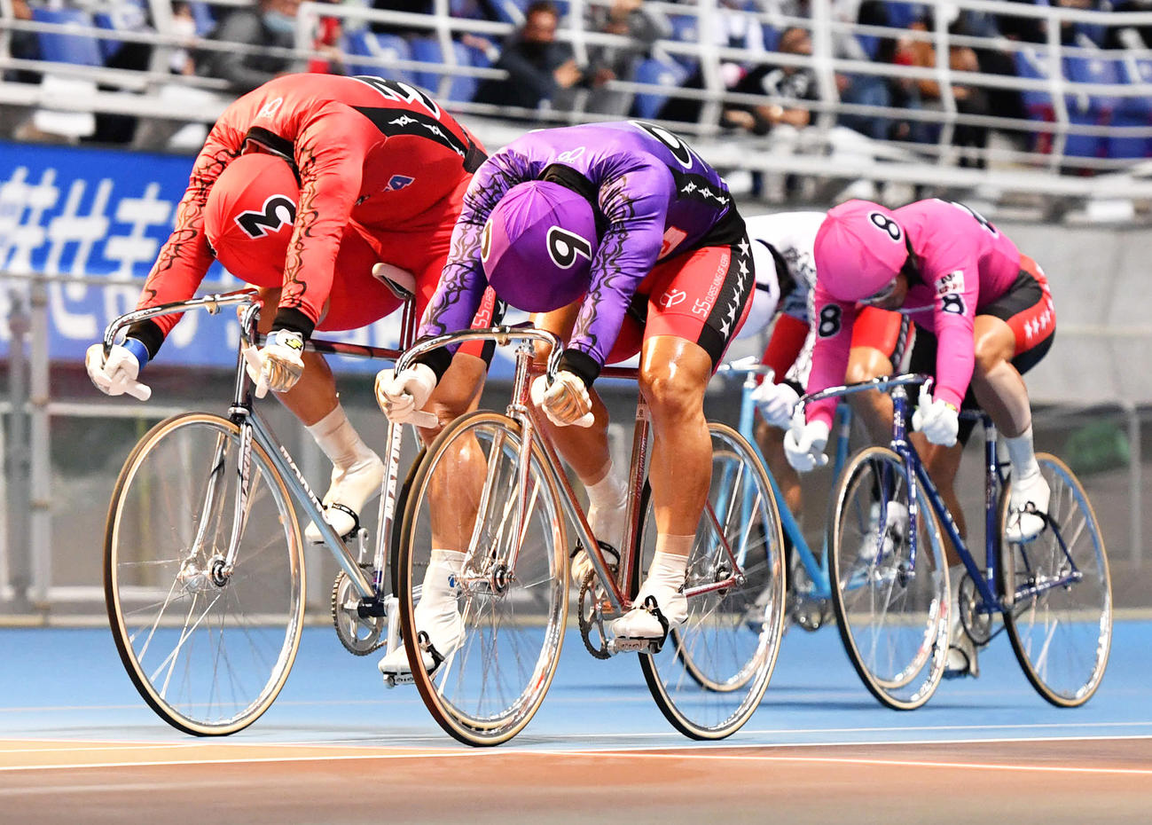 競輪祭の決勝ゴール。優勝・郡司浩平（中央）、2着・平原康多（左）、3着・稲川翔（右）