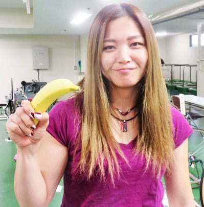 おやつのバナナを食べてパワーアップを狙う!?比嘉真梨代