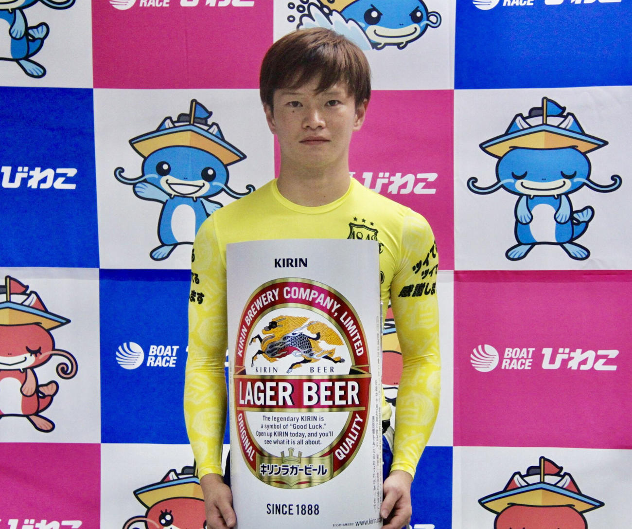 しっかり逃げ切り優勝した仲谷颯仁に、副賞のビール5箱が贈られた