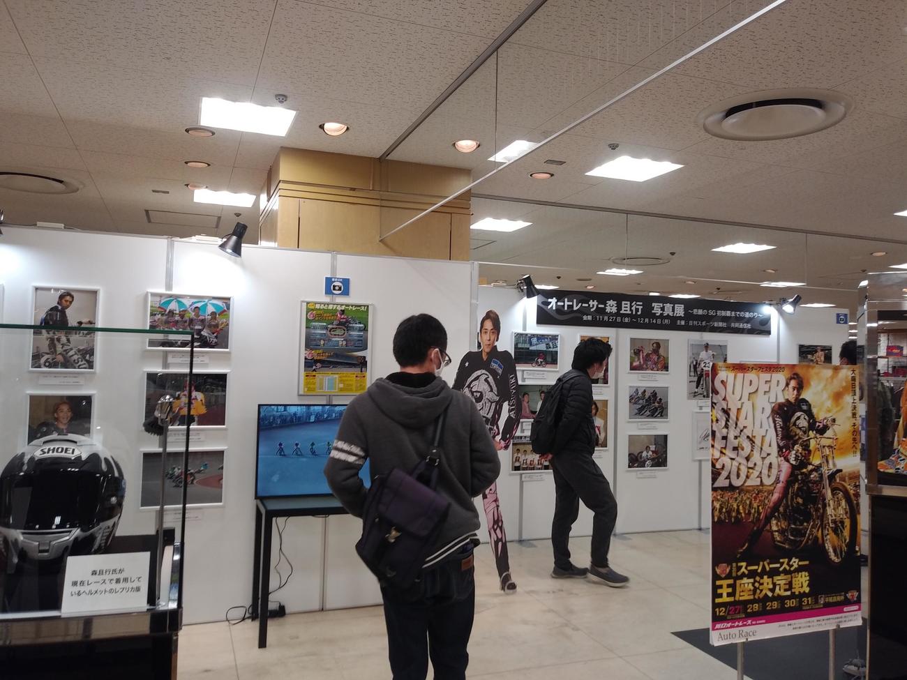森且行写真展に多くのファンが訪れていた（撮影・田中聖二）
