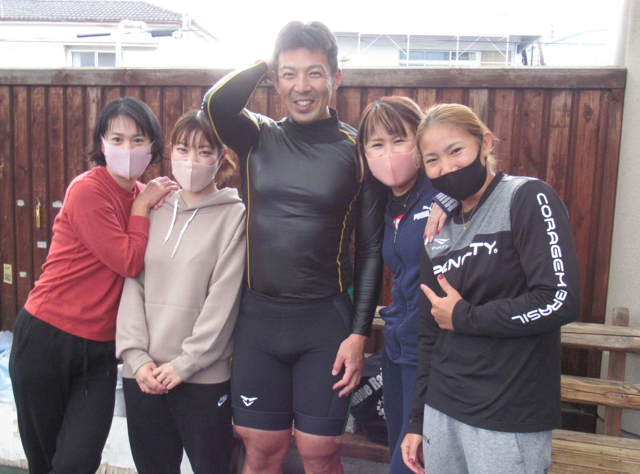 原田隆は同郷のガールズ（左から門脇真由美、森内愛香、1人置いて成田可菜絵、向井円）に囲まれ笑顔（撮影・山田敏明）