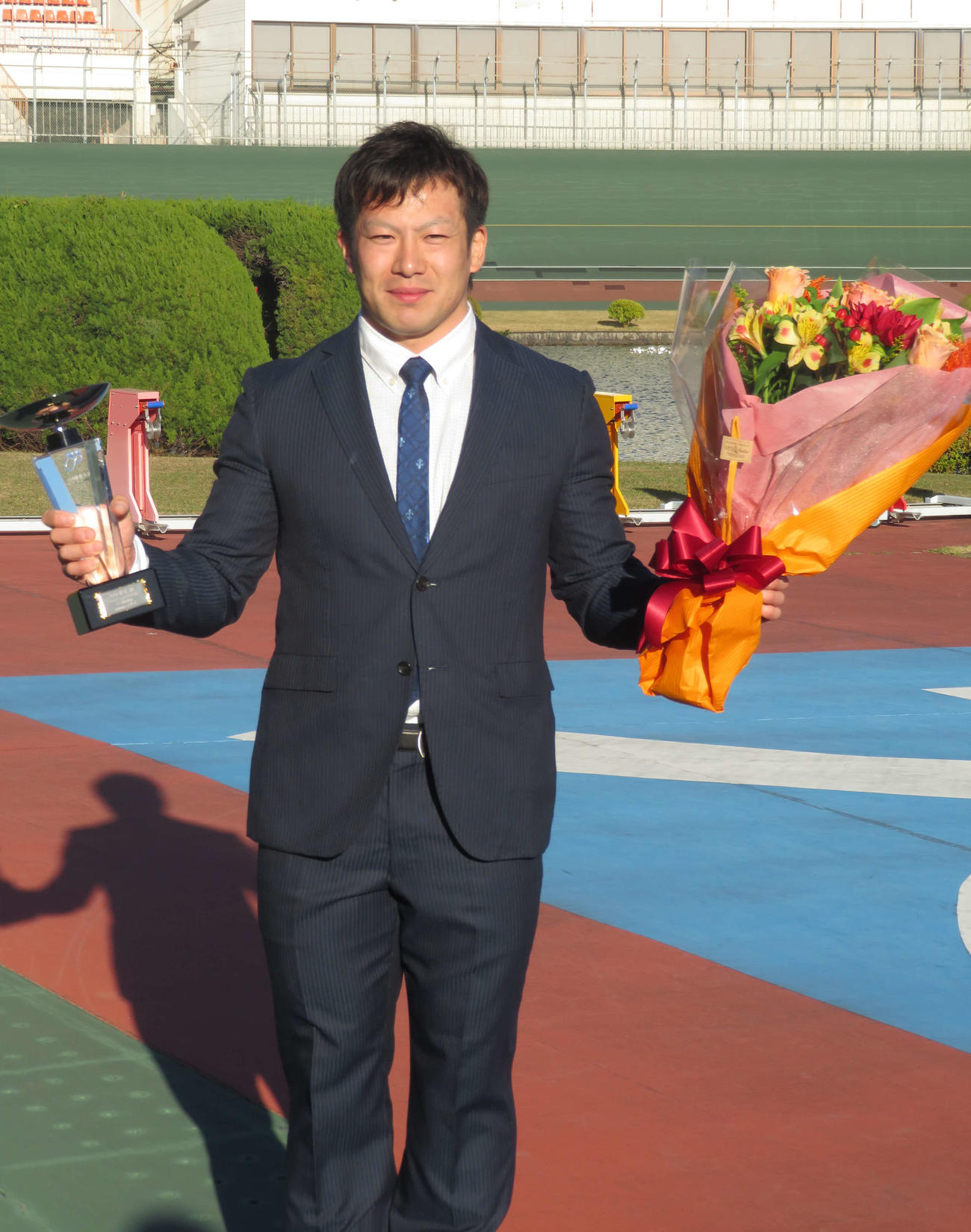 JKA表彰となるデビュー10年未満での通算300勝達成で表彰された竹内雄作（撮影・杉森洋一）