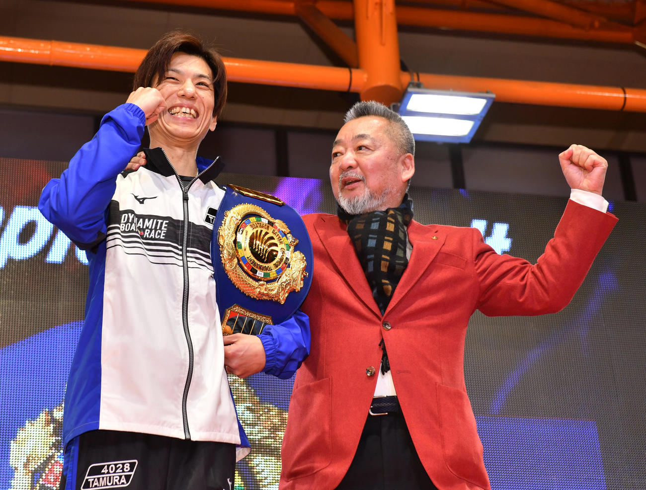 第1回大会で優勝した田村隆信（左）は初代チャンピオンベルトを持ちボートレース振興会の小高幹雄会長と記念撮影