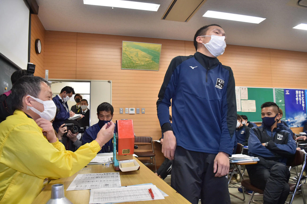 枠番抽選の結果6号艇となり、がっくりとする西山貴浩（代表撮影）