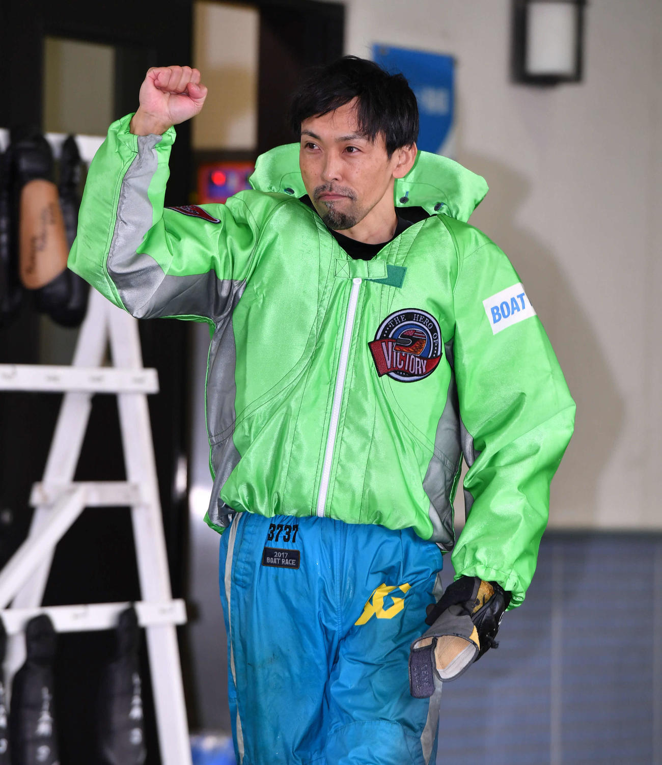 4R、6号艇で3着に入り準々決勝に進出、ガッツポーズする上平真二（撮影・岩下翔太）
