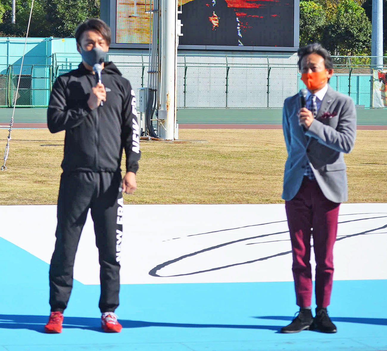 400勝の記念式典で山口幸二氏（右）のインタビューを受ける浅井康太