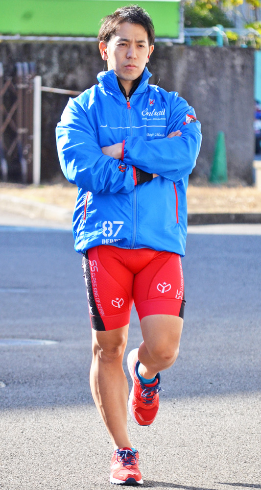 レース前に入念に体のバランスをチェックする松浦悠士（撮影・井上和久）