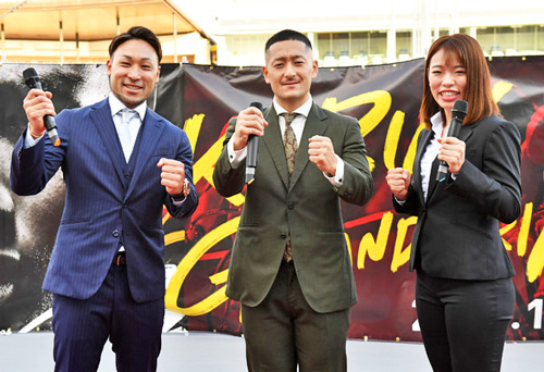 壮行会でガッツポーズする、左から郡司浩平、松井宏佑、佐藤水菜