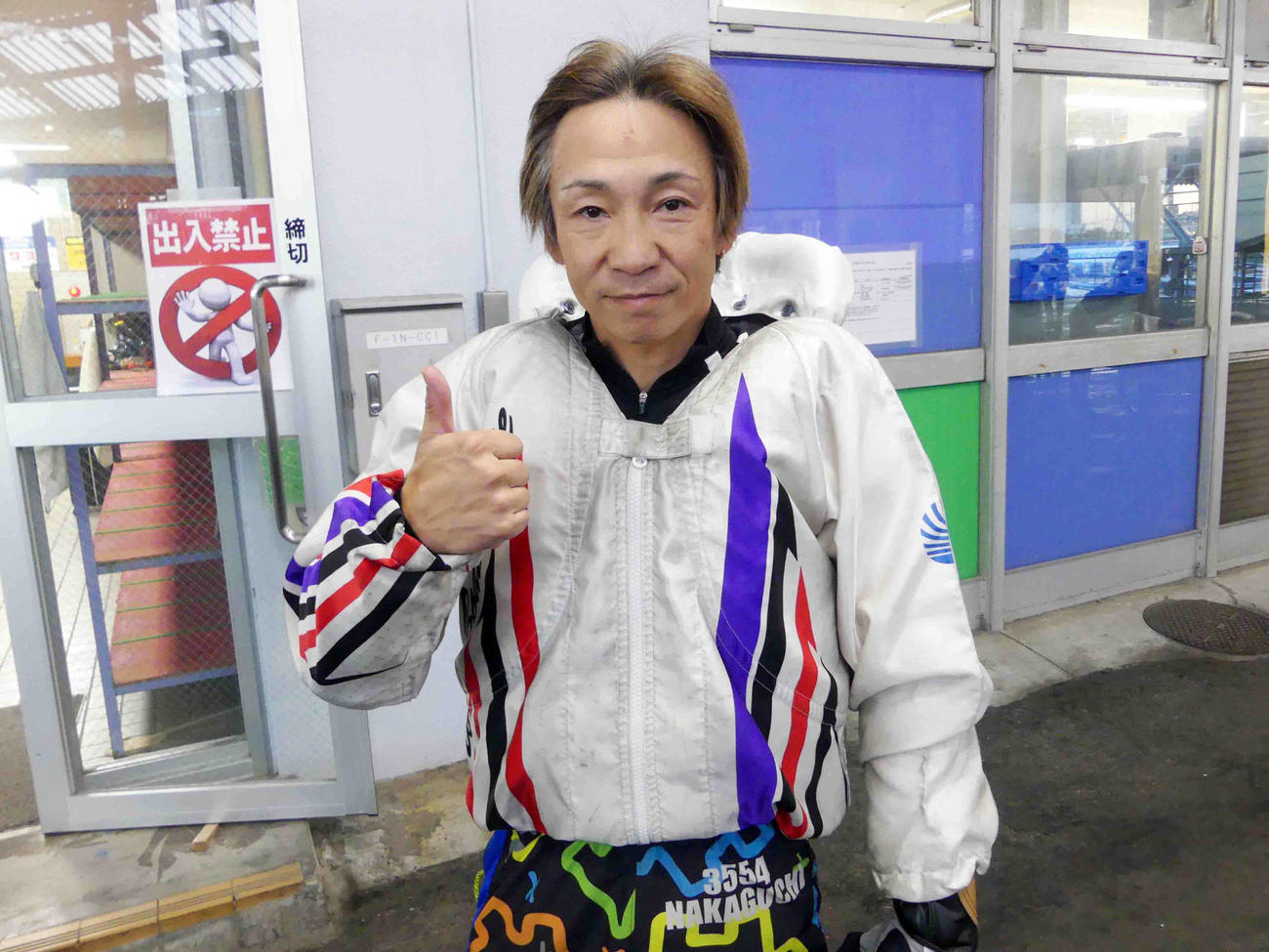 今年3度目の優勝を飾りポーズを決める仲口博崇