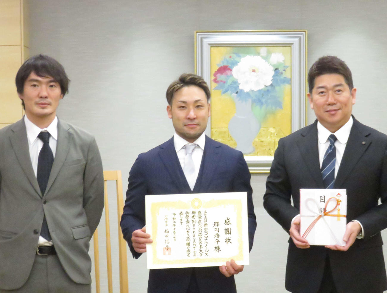 郡司浩平（中央）が競輪選手会神奈川支部長の対馬太陽（左）とともに福田紀彦川崎市長を表敬訪問
