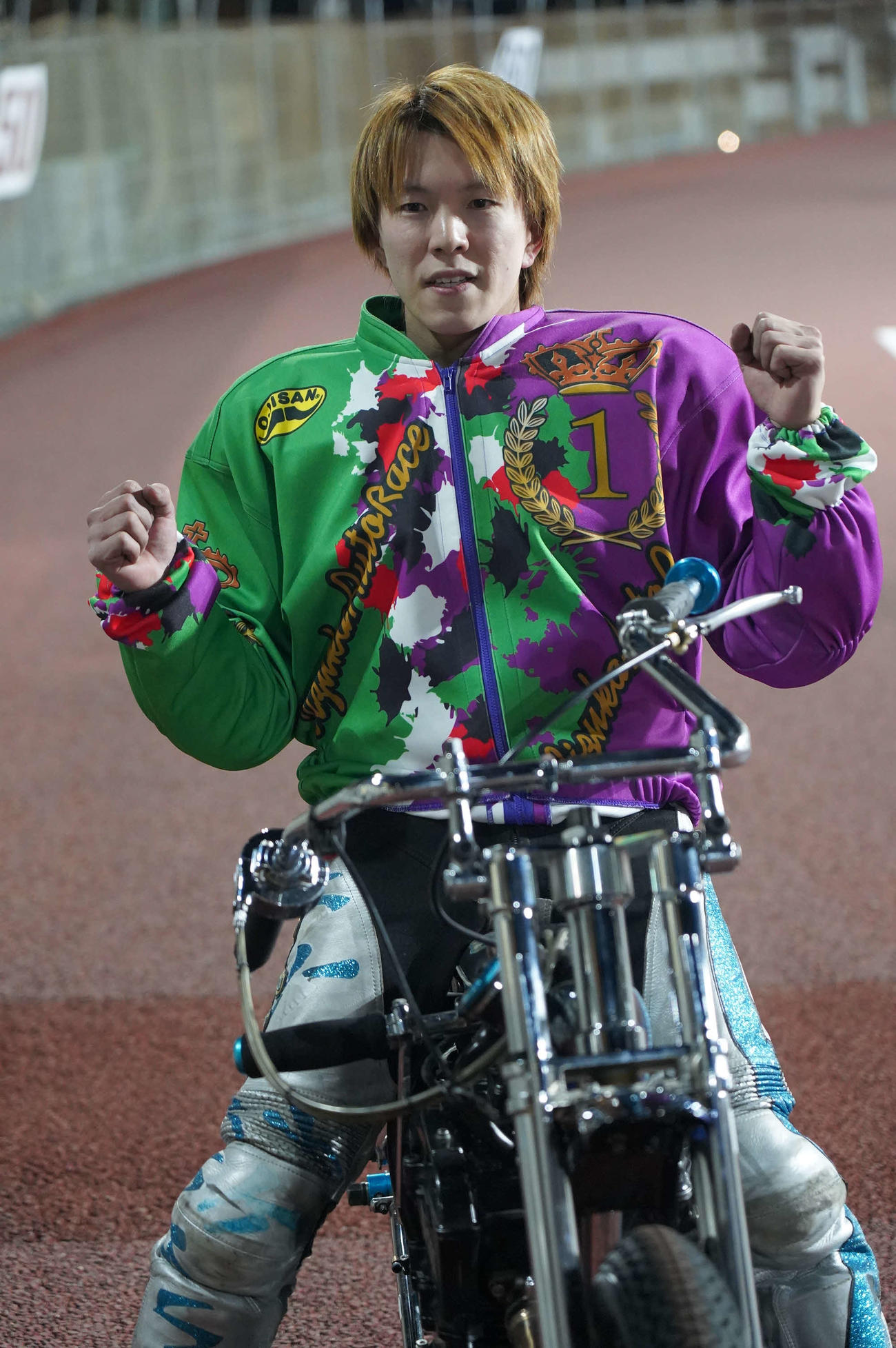 鈴木圭一郎が優勝しガッツポーズ
