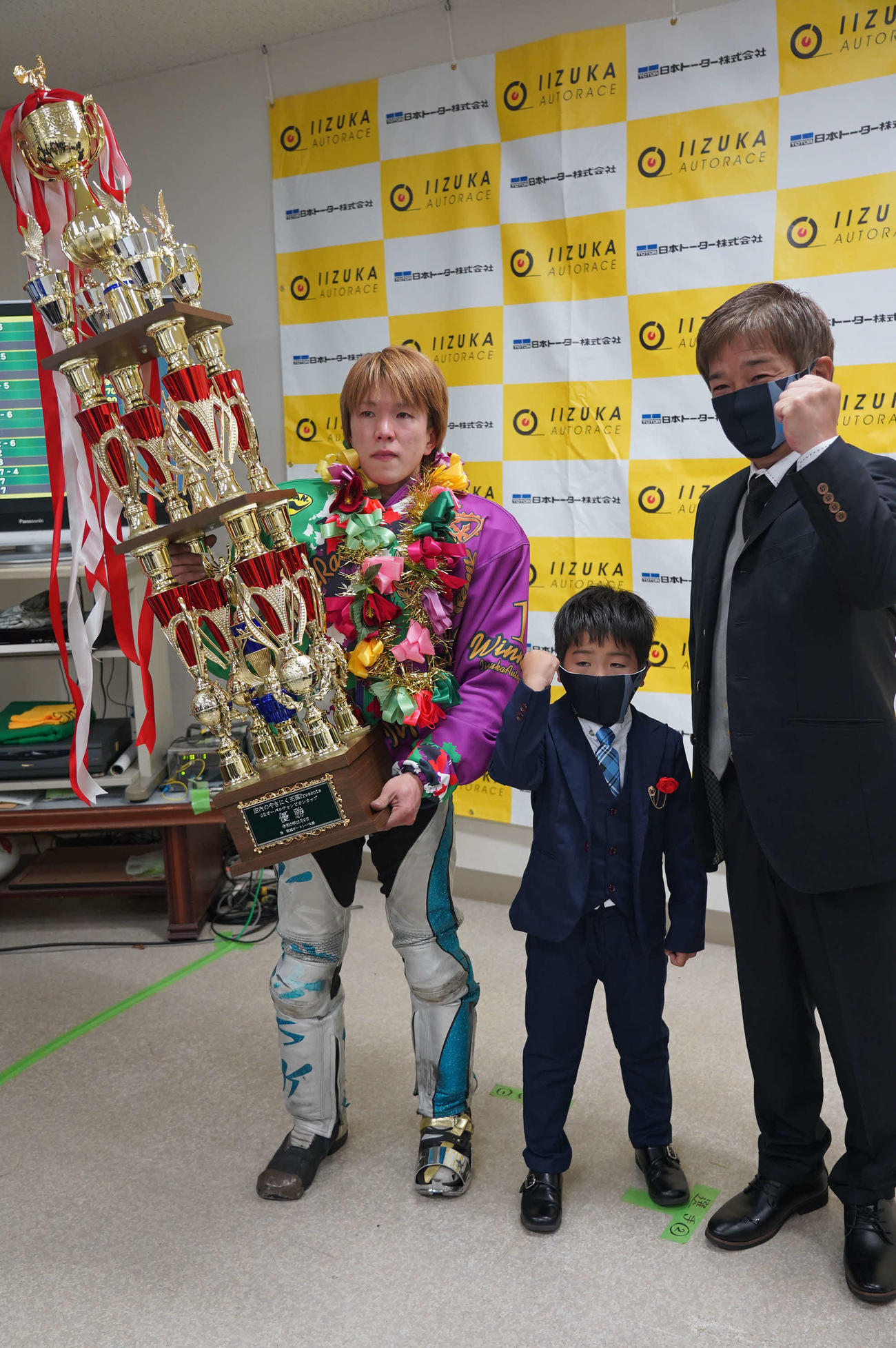 鈴木圭一郎（左）が優勝。親交ある高城和彦オーナー（右）とご子息（中）からトロフィーを受け取りうれし涙