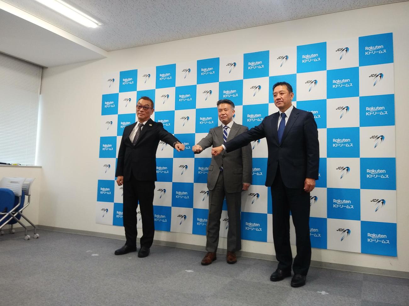 木村美樹ケイドリームス代表取締役（中）と佐久間重光日本自転車競技連盟会長（右）中野浩一同理事（左）は強化を誓う