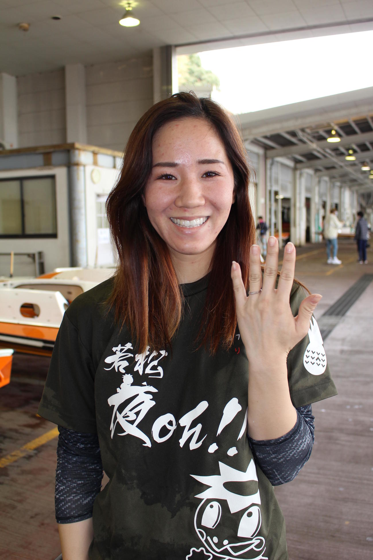 中川りなは今年4月に結婚。レバーを握る手には、指輪が光り輝いている