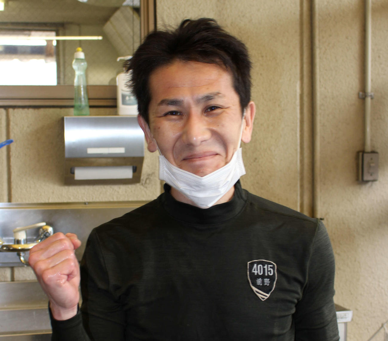 優勝戦、4枠の前野竜一が機敏に差して、バックで激しいチャージをかける