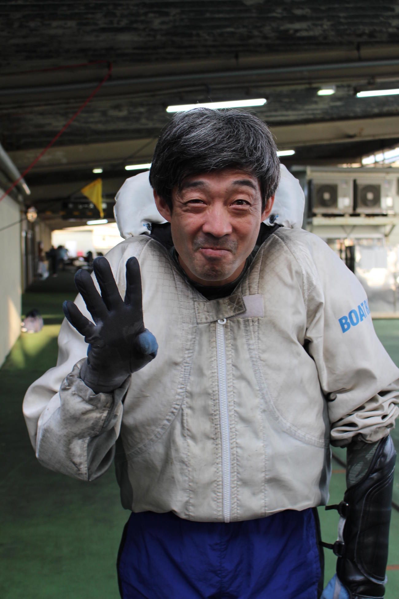 準優12Rを逃げ切り、優勝戦1枠を決めた荒井輝年は“へん顔”でカメラに応える