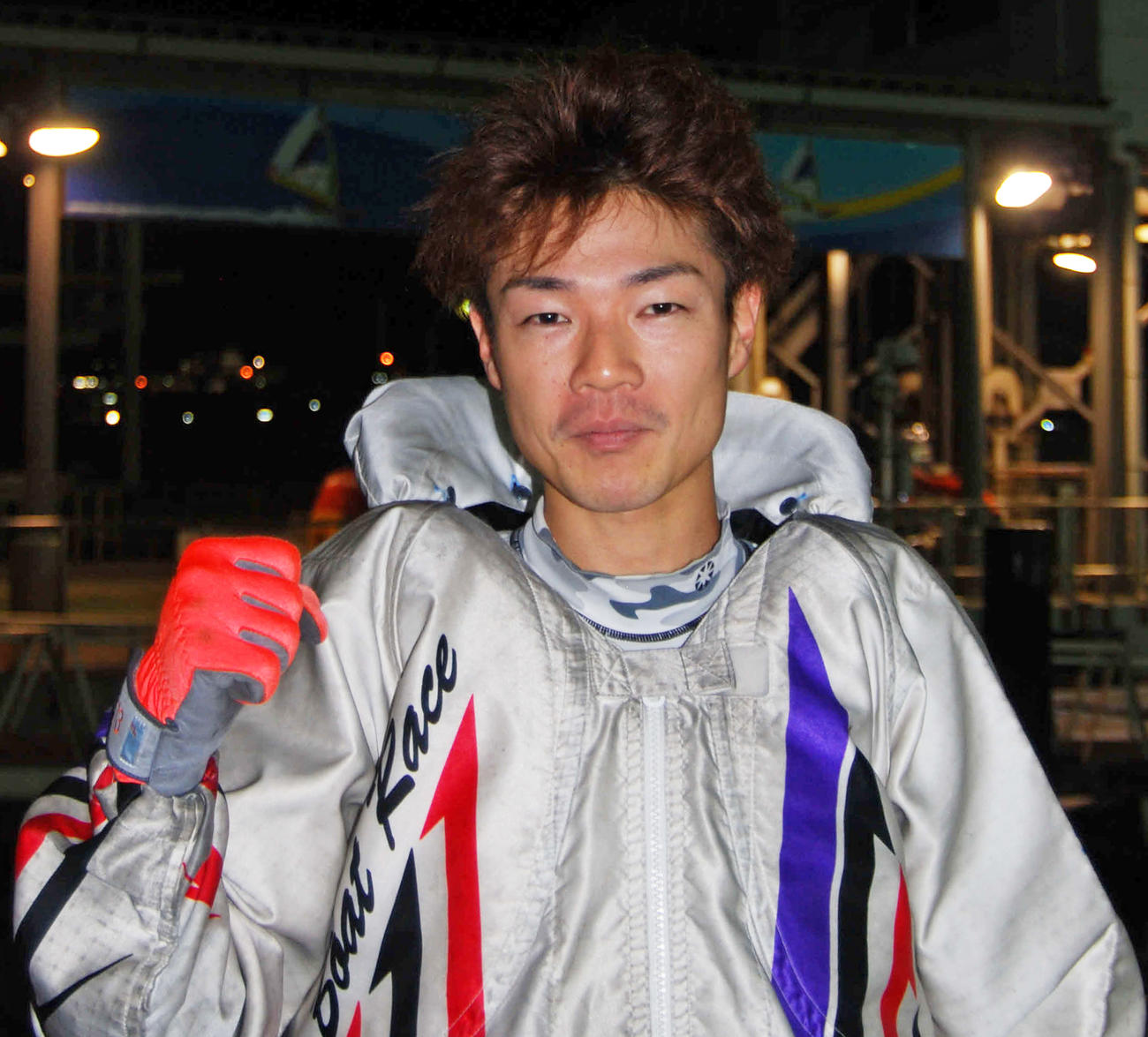 ルーキーシリーズ第24戦を制してガッツポーズする白神優（撮影・神田成史）