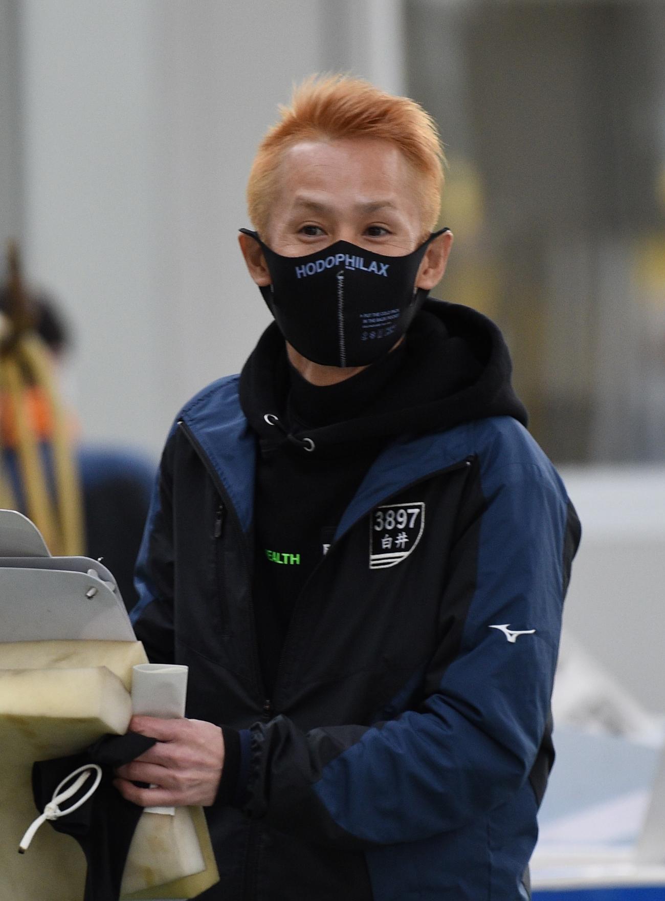前検で用具を運ぶ白井英治（撮影・柴田隆二）